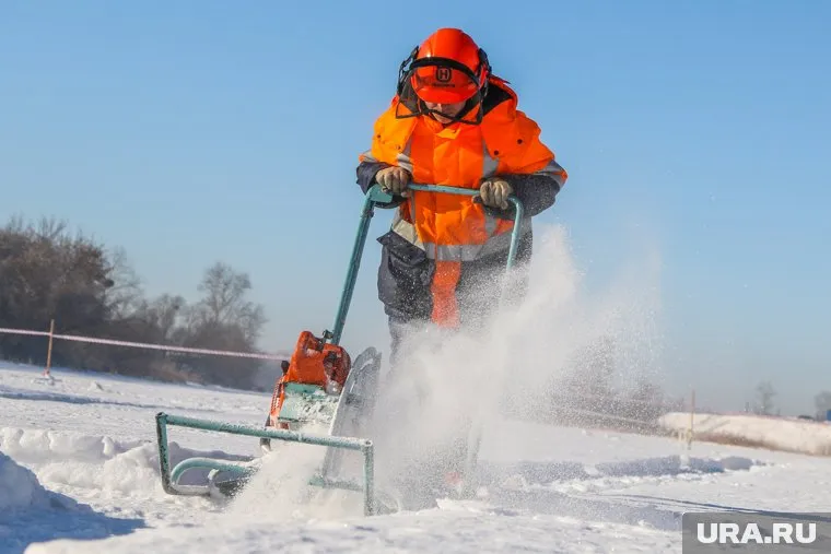 Службы начали расчищать снег для подготовки к весенним паводкам