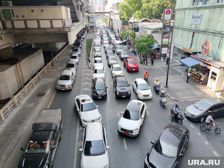 Люди в Бангкоке массово покидают высотные здания из-за толчков