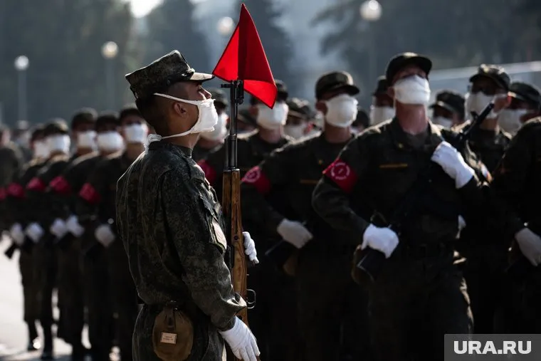 Военные стройными рядами пришли на избирательный участок и проголосовали против