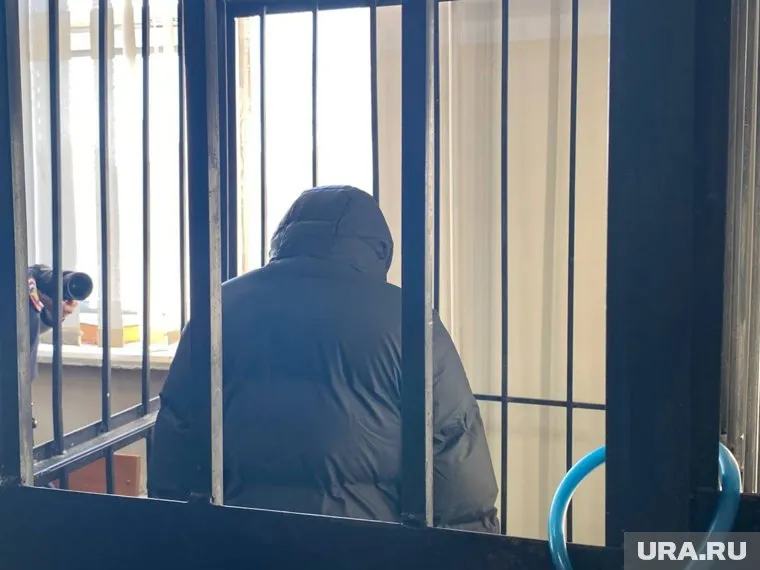 Даниил Сидоров в суде прятал лицо от журналистов