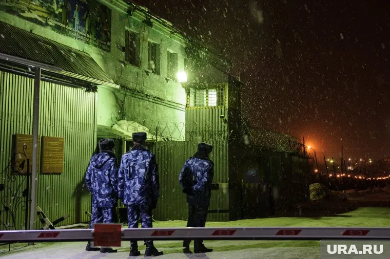 Сотрудники аппарата УФСИН выясняют причины произошедшего в ИК-10 (архивное фото)