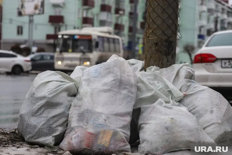 Жители складывают мусор возле столба с надписью «для ТКО» (архивное фото)