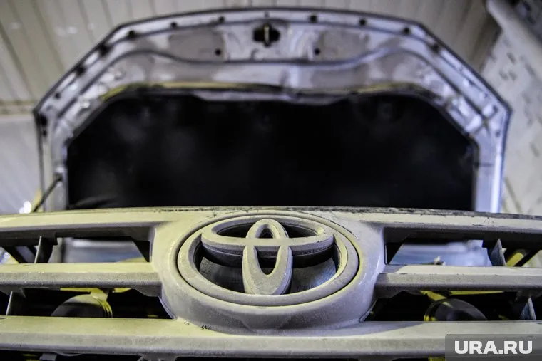 В Губкинском Toyota врезалась в опору освещения