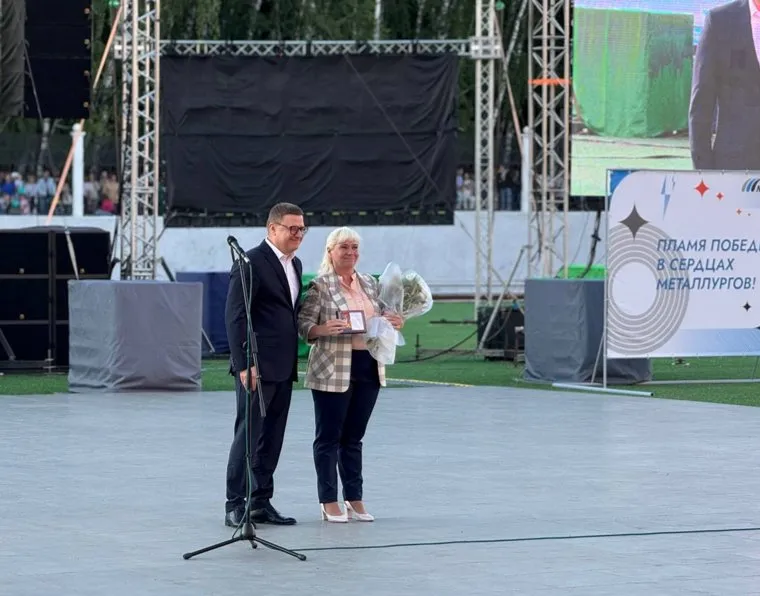 Губернатор поздравил всех жителей Металлургического района, отметив лучших сотрудников ЧМК