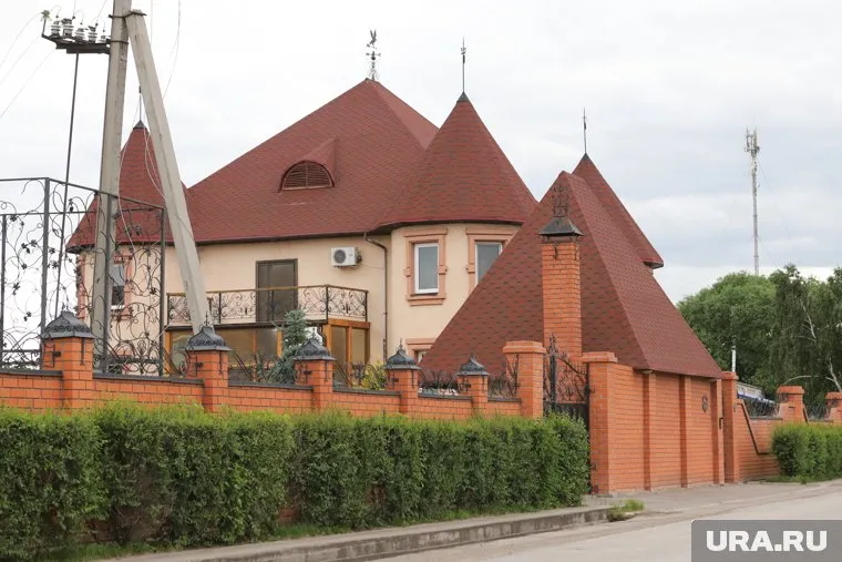 Частный дом имеет три этажа, не считая цокольного (архивное фото)