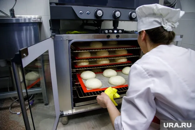 Продавец отмечает, что в пекарне укомплектован штат