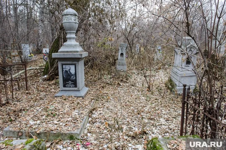 Екатеринбуржцам запретят кататься на самокатах по кладбищам