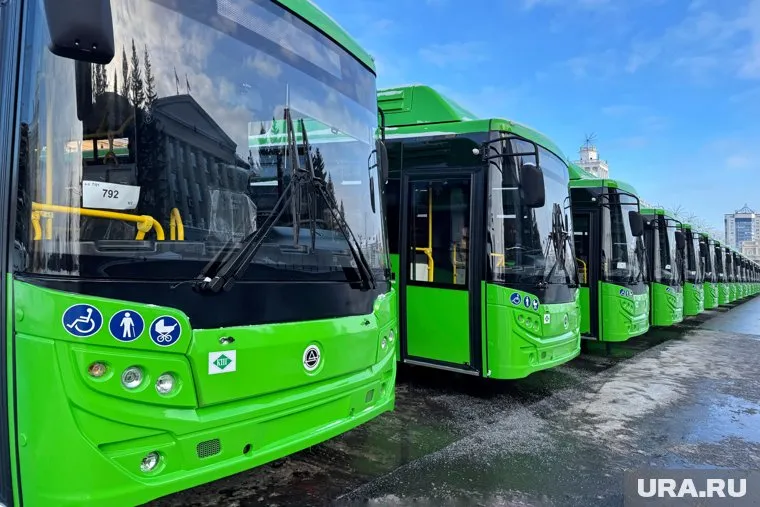 На площади Ленина выстроено около 30 новых автобусов большого класса