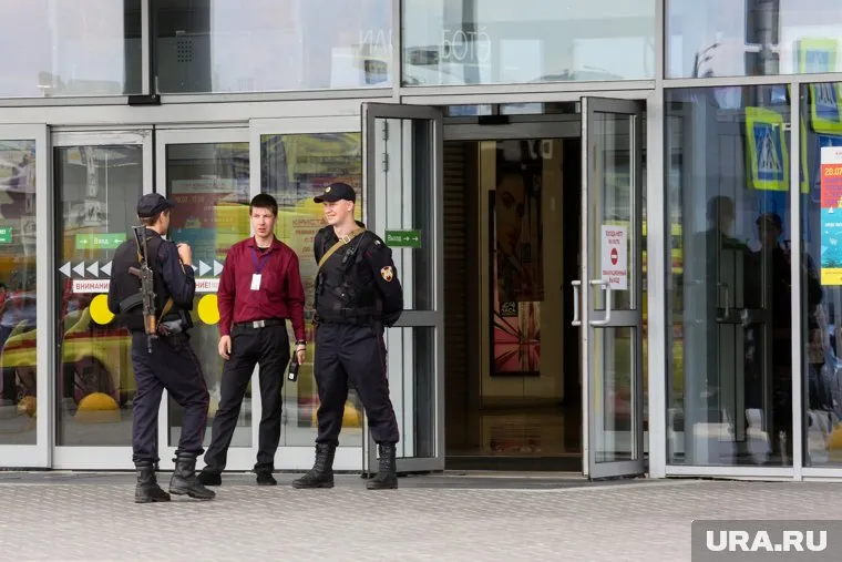 На месте работают сотрудники МВД