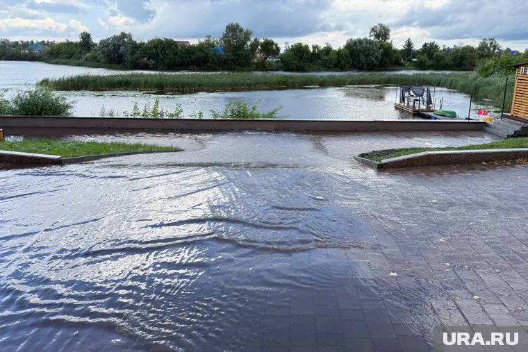 Дождь прошел в Кургане днем и затопил набережную