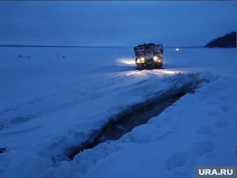 Несколько грузовиков застряли на неокрепшем льду