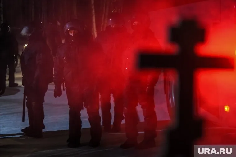 В ночь на 26 февраля 2021 года силовики нагрянули на территорию монастыря опального отца Сергия