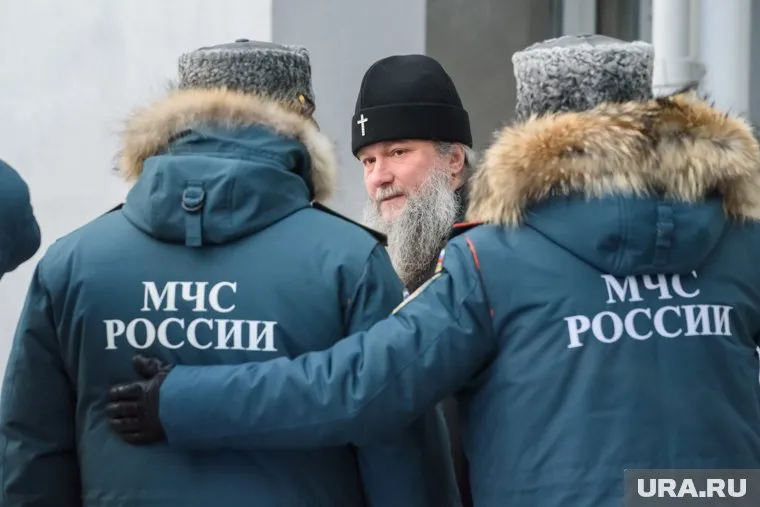 МЧС вытащили из-под завалов четырех человек