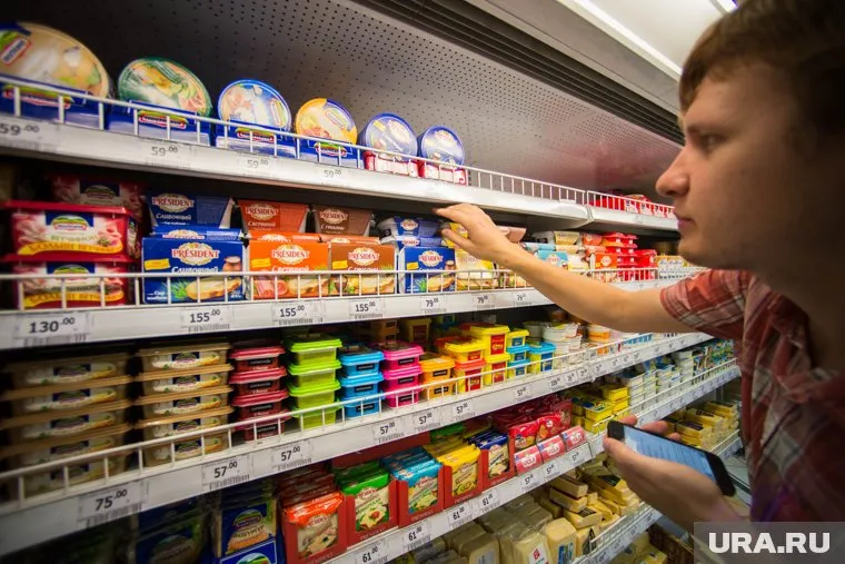 Россияне оставляют в продуктовых магазинах больше половины заработанного