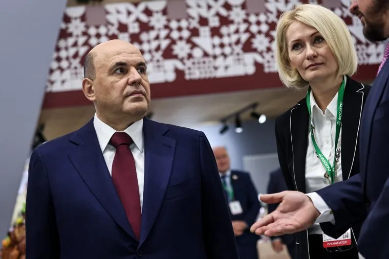 Михаил Мишустин во время посещения выставки " Золотая осень 2022". Москва