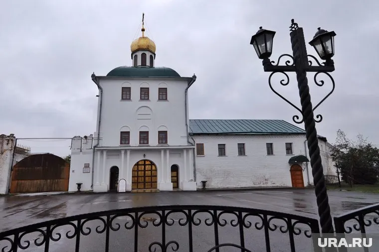 Монастырь привлекает туристов со всей страны