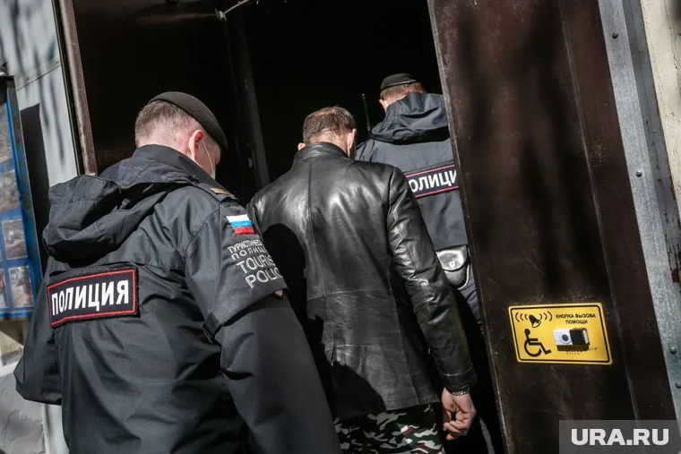 Сотрудники полиции задержали трех подозреваемых