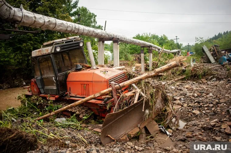 Бульдозериста придавило кабиной, когда техника опрокинулась при погрузке на трал