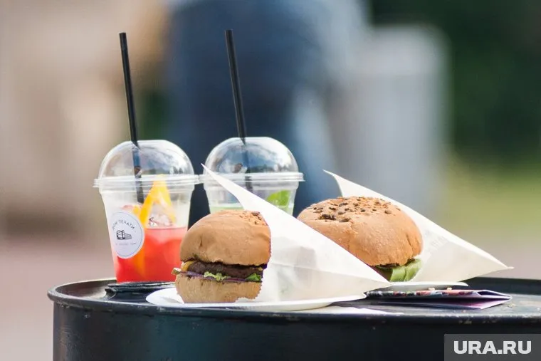 Врач призвал отказаться от сладких напитков в жаркую погоду