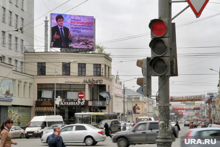 Мужчина переходил дорогу на красный сигнал светофора