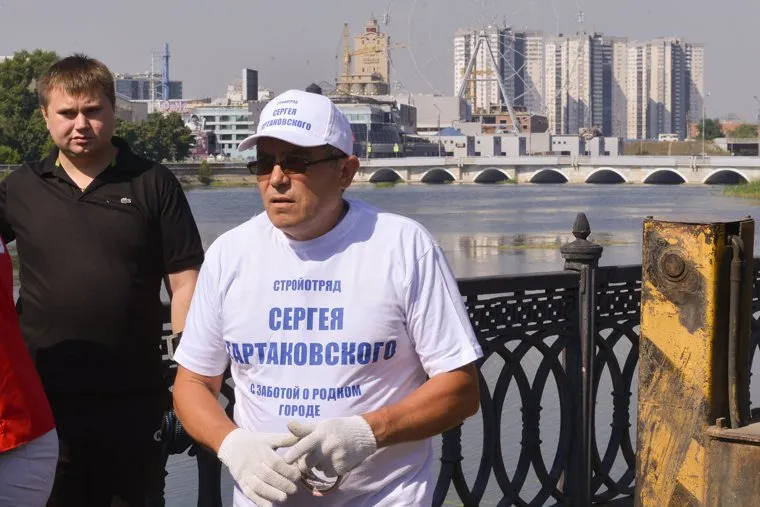 Уборка мусора на реке Миасс. Челябинск, стройотряд тартаковского