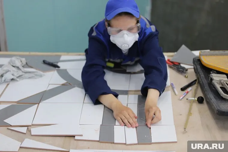 Опытный плиточник может получать до 140 тысяч рублей