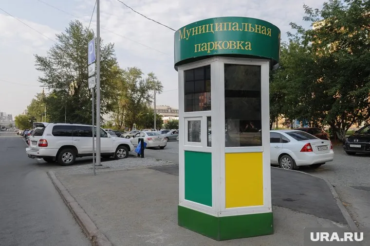 Такие будки неделю назад появились в центре Челябинска, сейчас от платных парковок решено отказаться