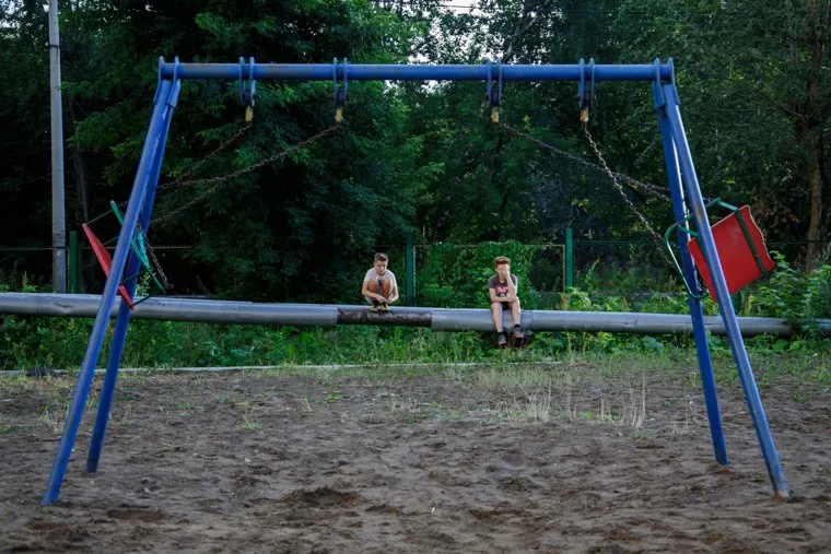 Виды Перми, двор, дети гуляют, игровая площадка, детская площадка, дети, качели