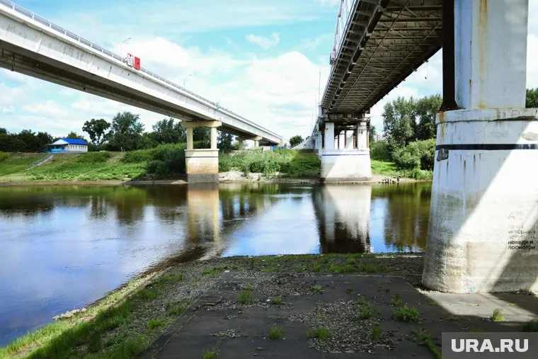 За день река обмелела на восемь сантиметров