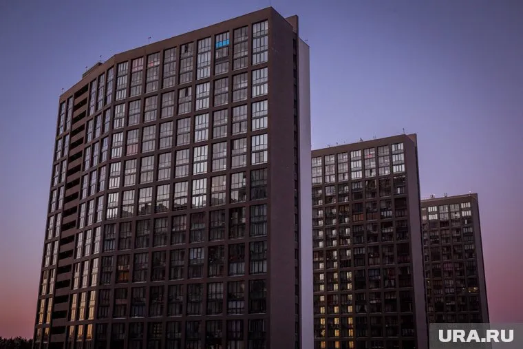 Девушка выпала с балкона высотки, выжила, но получила тяжелые травмы