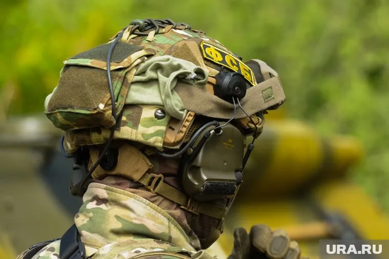 На кадрах виден момент задержания и допроса