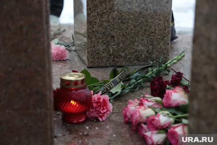 Каждый год пермяки приносят цветы к мемориалу жертвам пожара
