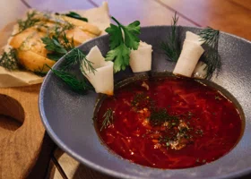 С олениной и шашлыком: самые вкусные борщи в ресторанах ХМАО