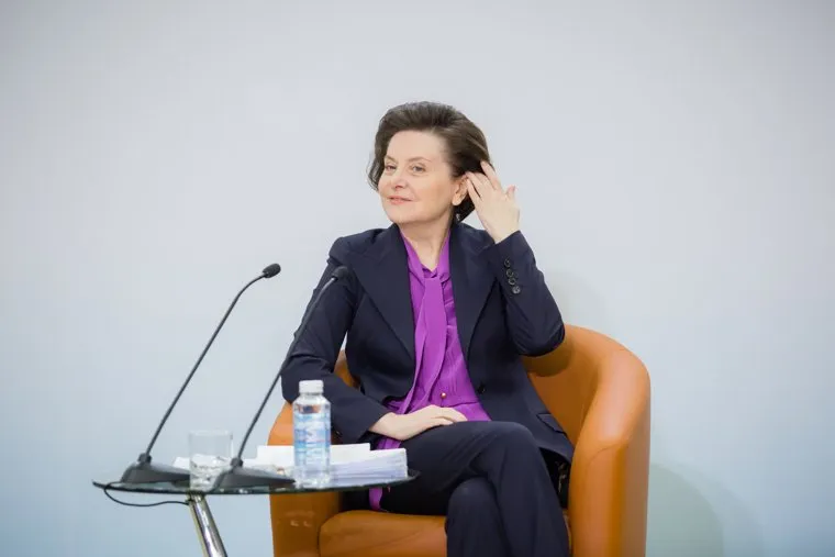 Пресс-конференция губернатора ХМАО-Югры Комаровой Натальи. Ханты-Мансийск, комарова наталья, комарова поправляет прическу