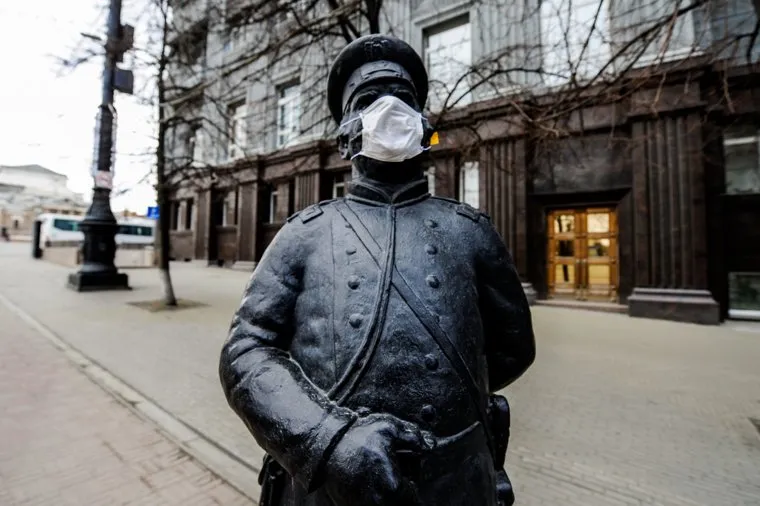 Арт-объекты, скульптуры в масках на Кировке. Челябинск