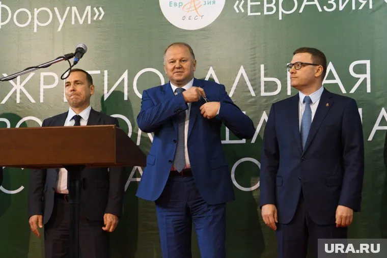 Николай Цуканов (в центре) и Алексей Текслер (справа) приедут поздравить Вадима Шумкова