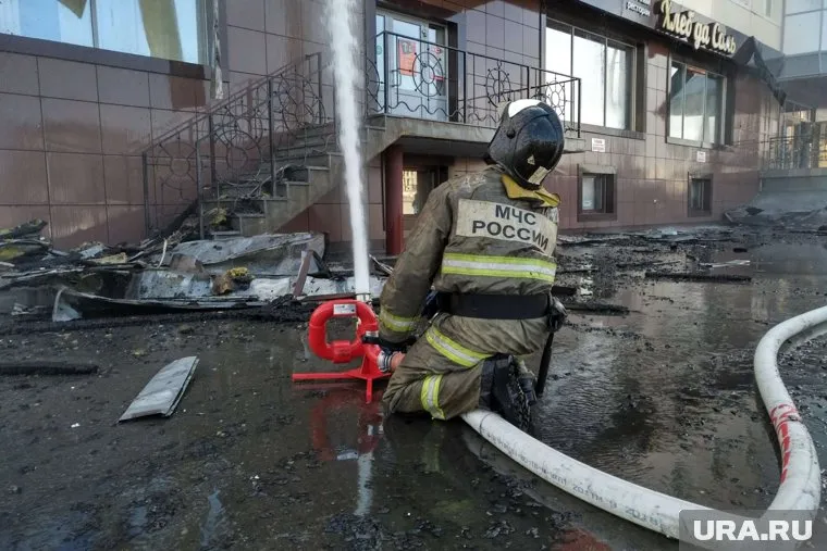 На месте пожара работают 14 расчетов