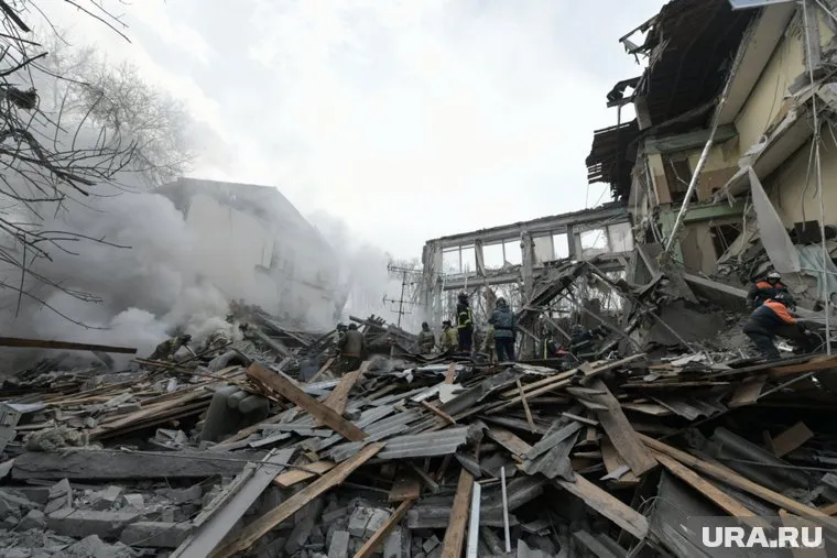 Предположительно, здание было разрушено крупнокалиберным снарядом