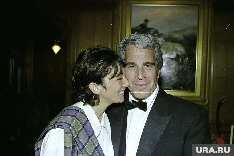 Во время обысков у Джеффри Эпштейн были найдены тысячи фотографий обнаженных несовершеннолетних девочек