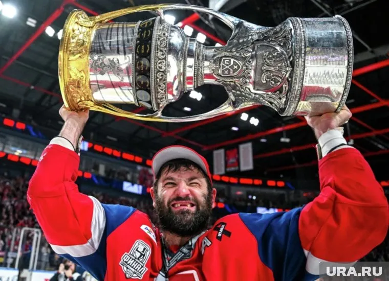 Александр Радулов (Локомотив) с Кубком Гагарина