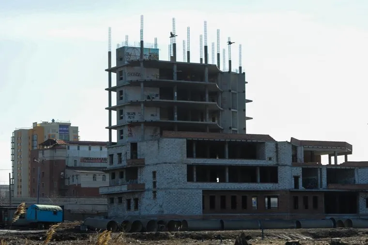 Обход Борисом Дубровским мест строительства конгресс-холла на набережной реки Миасс возле цирка. Челябинск