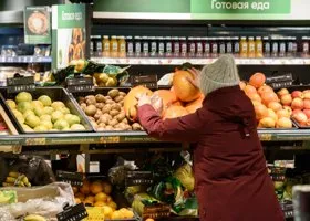 Магазины теряют десятки миллионов от оборота на продуктах, которые покупатели съедают в зале