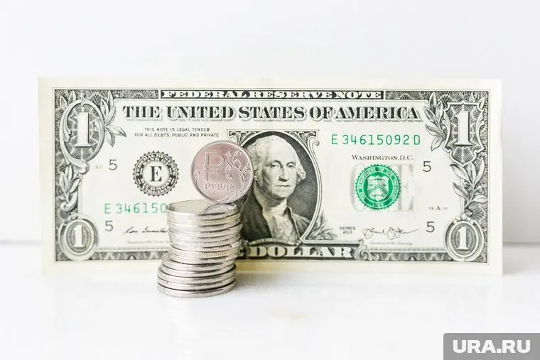 Китай может отказаться от доллара и евро, заявил эксперт