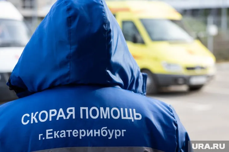 Родственники пациента выдернули стул из-под фельдшера, когда та присаживалась, чтобы оформить документы