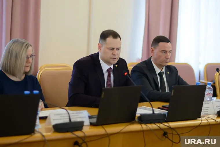 Председатель Счетной палаты региона Дмитрий Огородников представил отчет о работе в областной думе