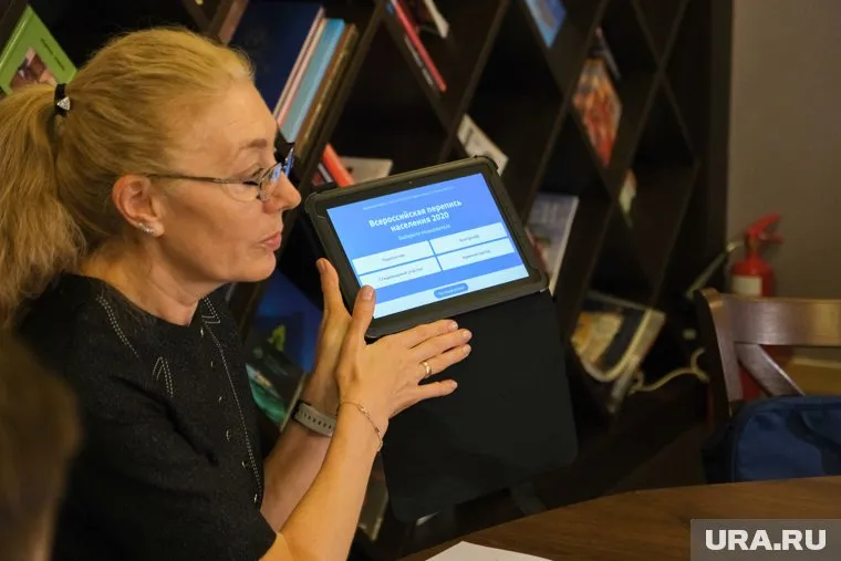 Антонина Перунова показала планшет, который будет предоставлен работникам Росстата на время переписи