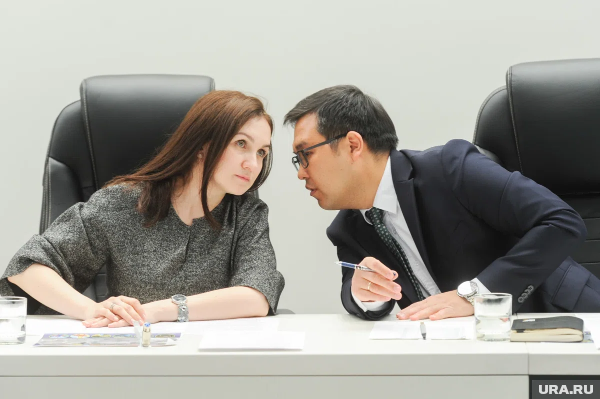 Элеонора Халикова и Жазит Нургазинов обсуждают реновацию парка Гагарина (архивное фото)