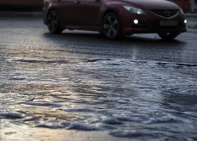 Автобус протаранил столб у школы №9 в Кургане