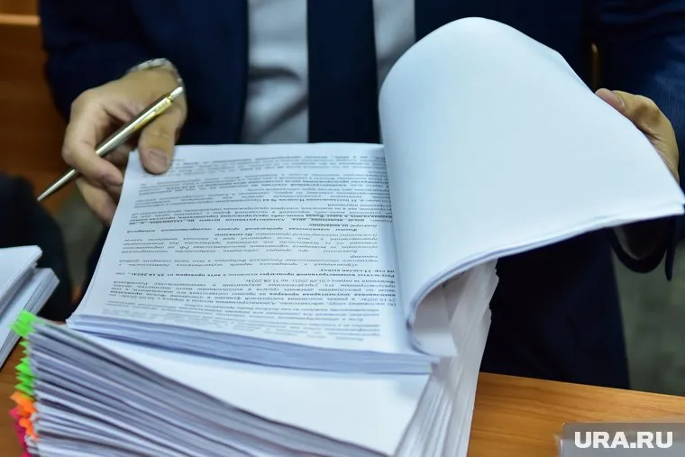 Заседание отложили для изучения огромной папки документов