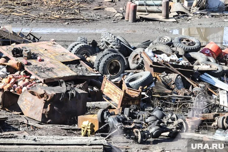 Мародеры режут металлические гаражи и трубы старых магистралей